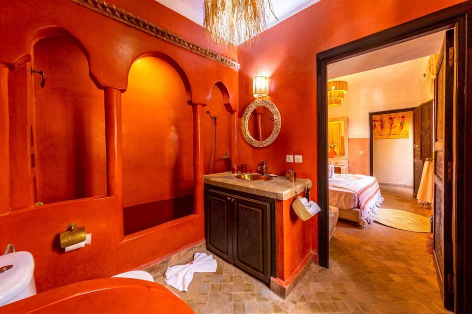 Superior Double Room | Bathroom | Shower, rainfall showerhead, free toiletries, hair dryer