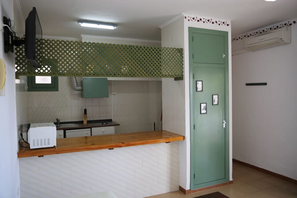Cribs (free), individually decorated, individually furnished, bed sheets