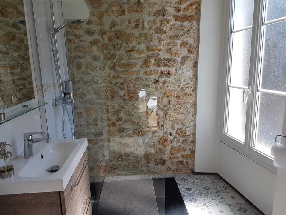 Apartment (with shower) | Bathroom | Shower, free toiletries, hair dryer, towels