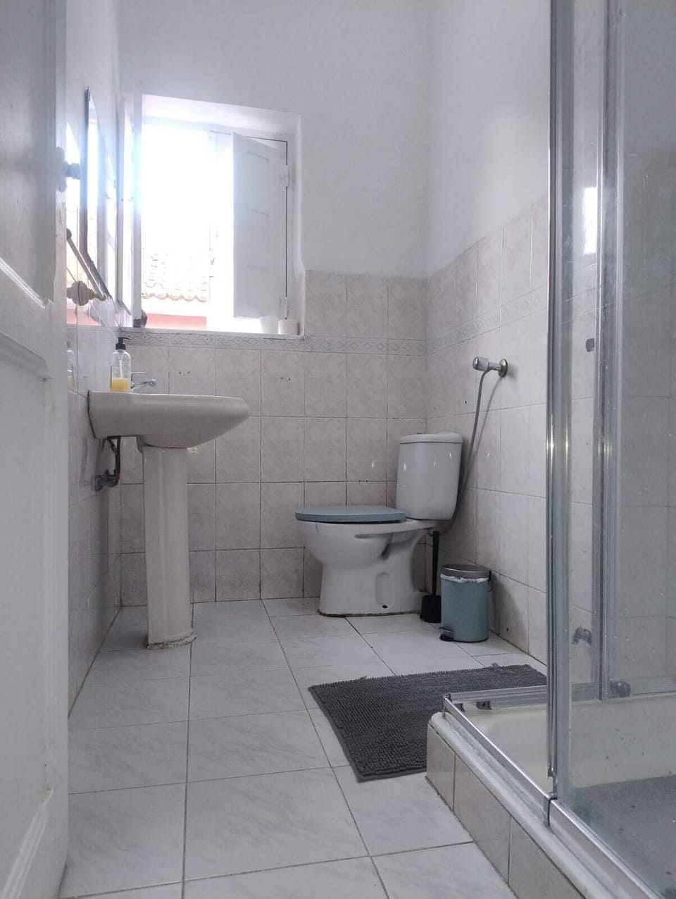 Deluxe Suite | Bathroom | Shower, hair dryer, towels, soap