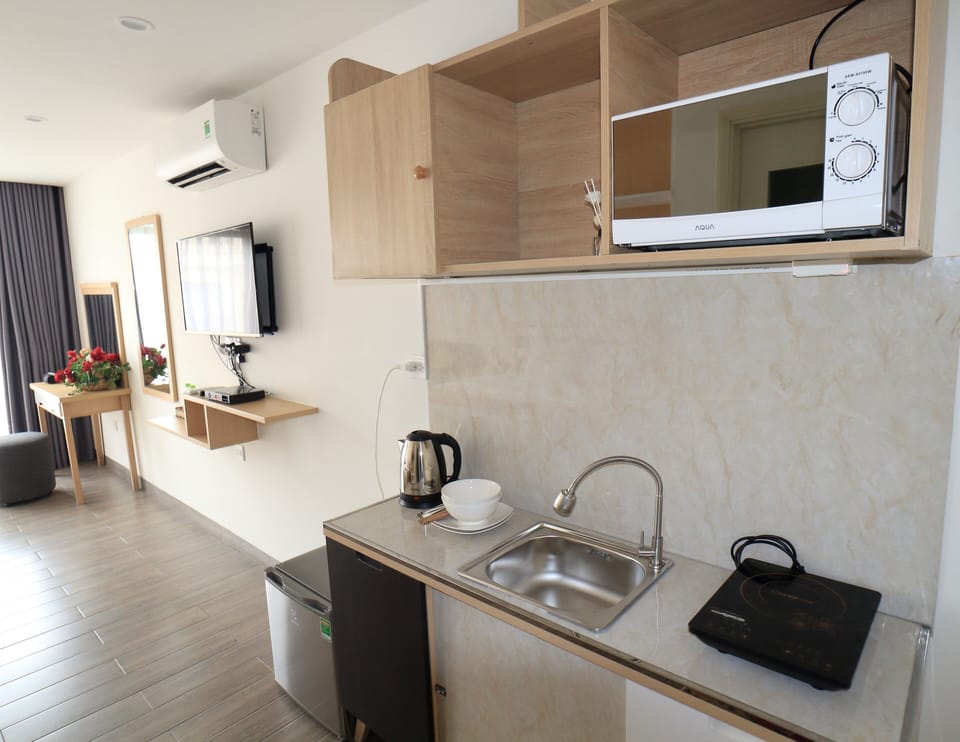 King Suite, Balcony | Private kitchen | Electric kettle