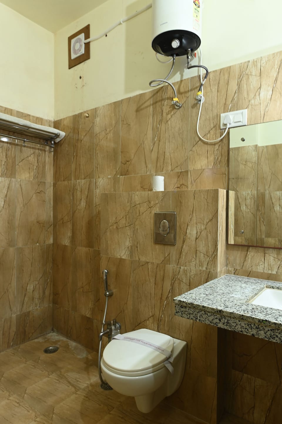 Deluxe Room | Bathroom | Shower, towels
