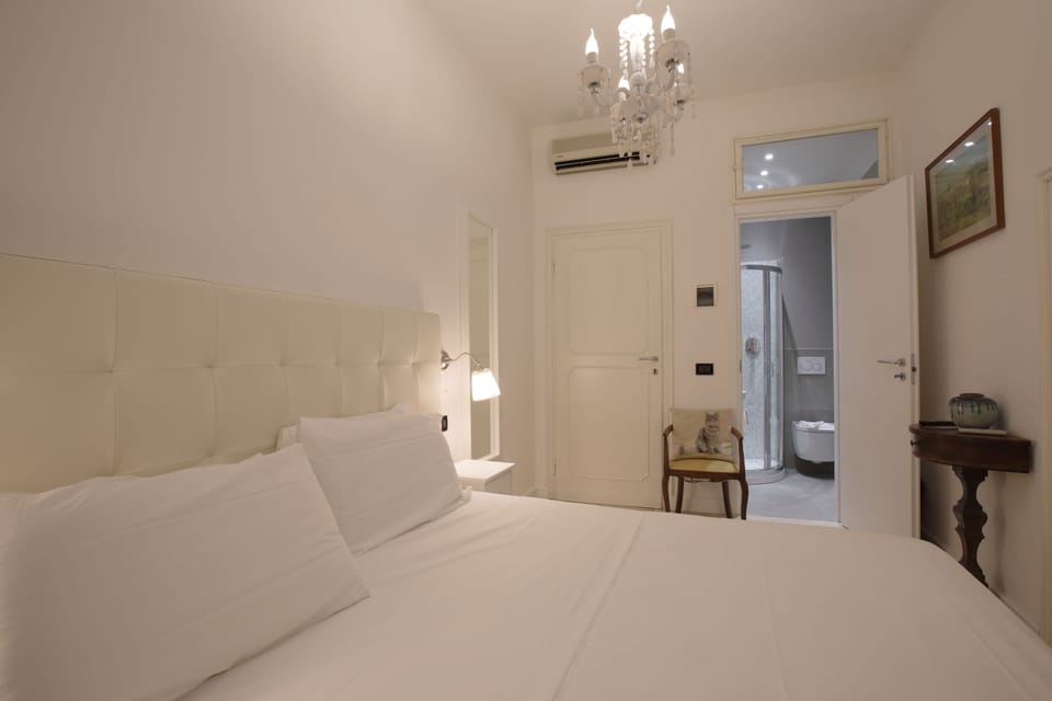 Premium bedding, in-room safe, individually decorated