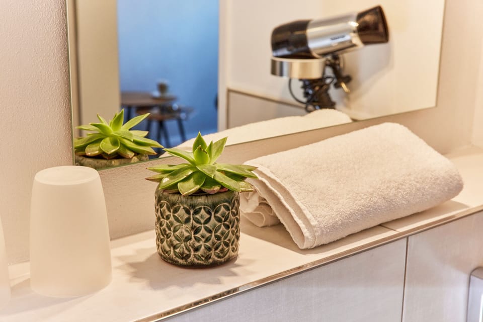 Comfort Double Room, Kitchen | Bathroom | Shower, hair dryer, towels
