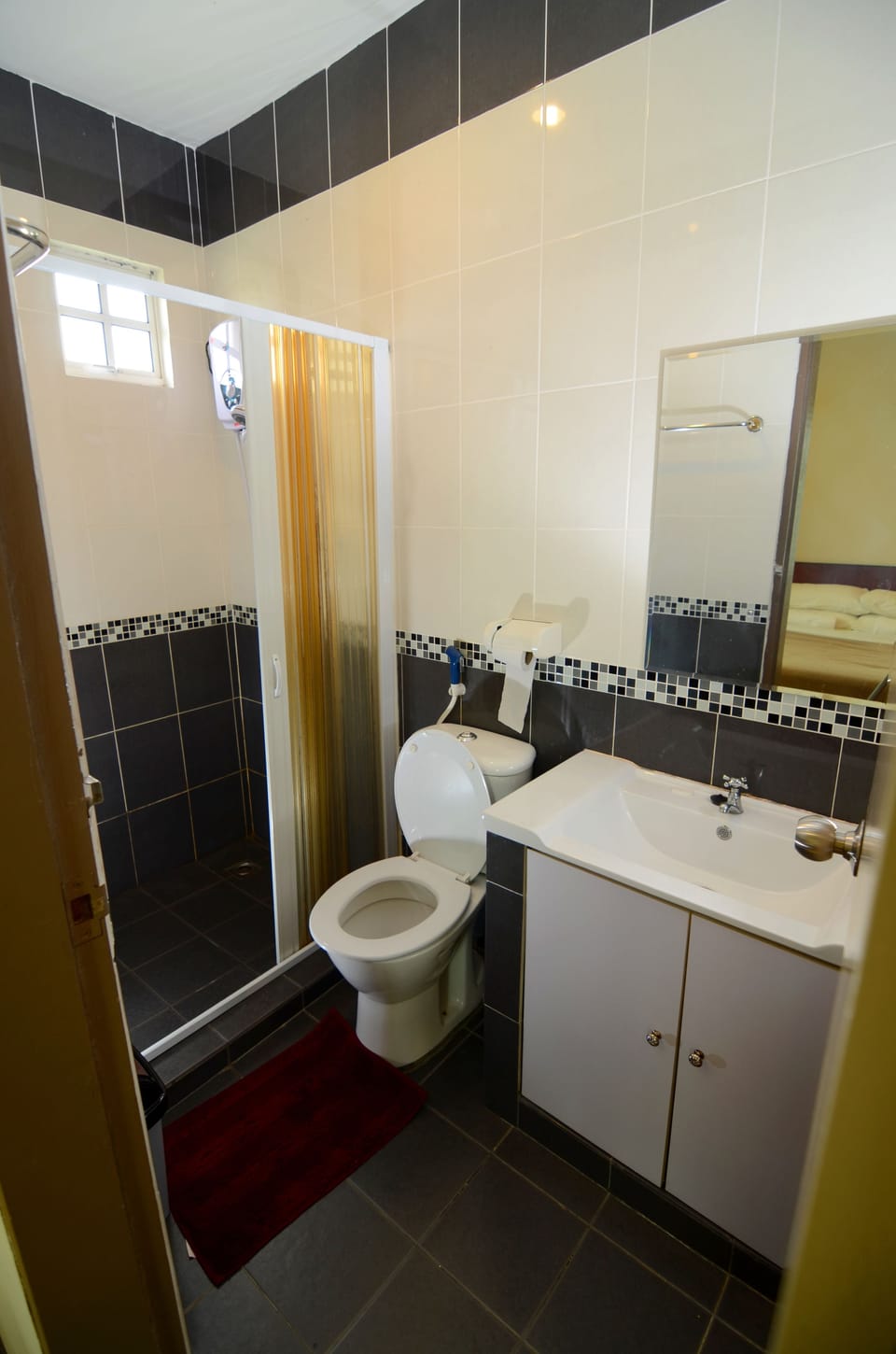 Cottage | Bathroom | Shower, hair dryer, towels
