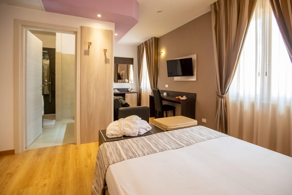 Deluxe Double Room | Frette Italian sheets, minibar, in-room safe, desk