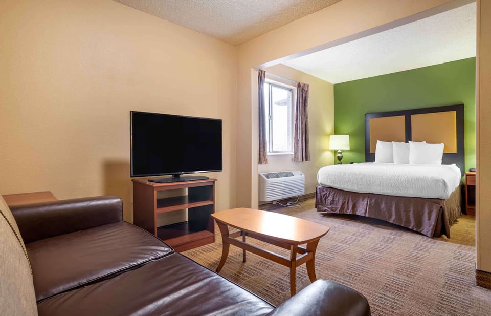 Deluxe Studio, 1 Queen Bed with Sofa bed, Non Smoking | Desk, iron/ironing board, free WiFi