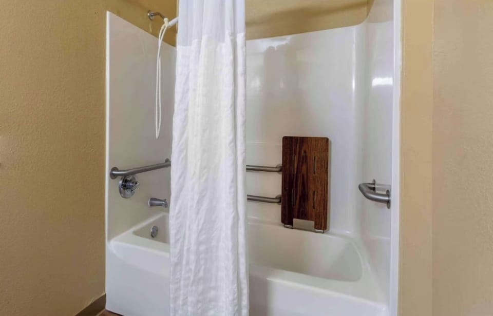 Combined shower/tub, free toiletries, hair dryer, towels