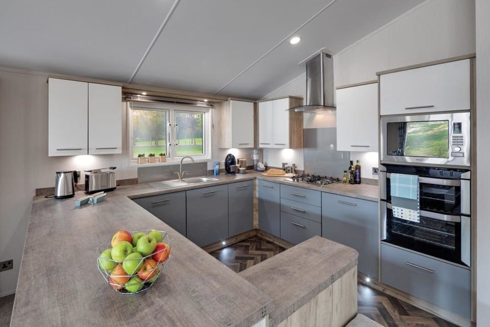 Hamlet lodge 2 Bedroom | Private kitchen | Microwave, oven, stovetop, toaster