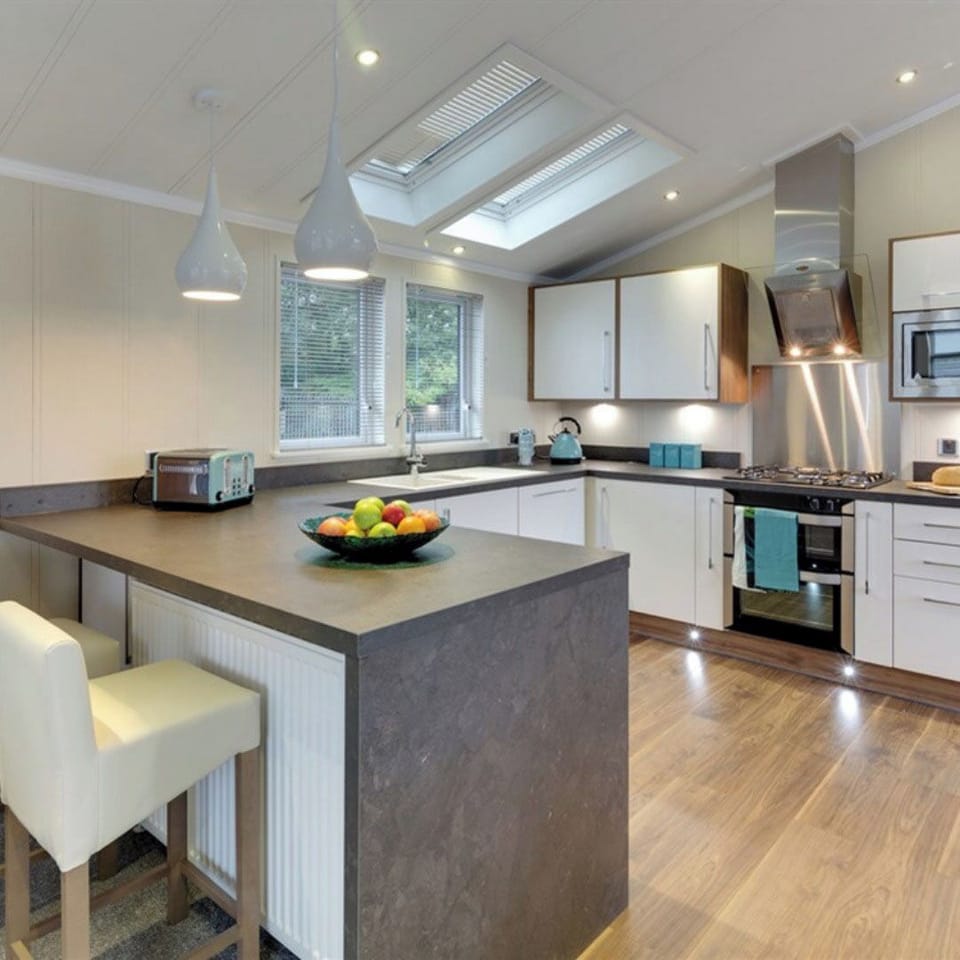 Parkview Lodge with Hot Tub 2 bedroom | Private kitchen | Microwave, oven, stovetop, toaster