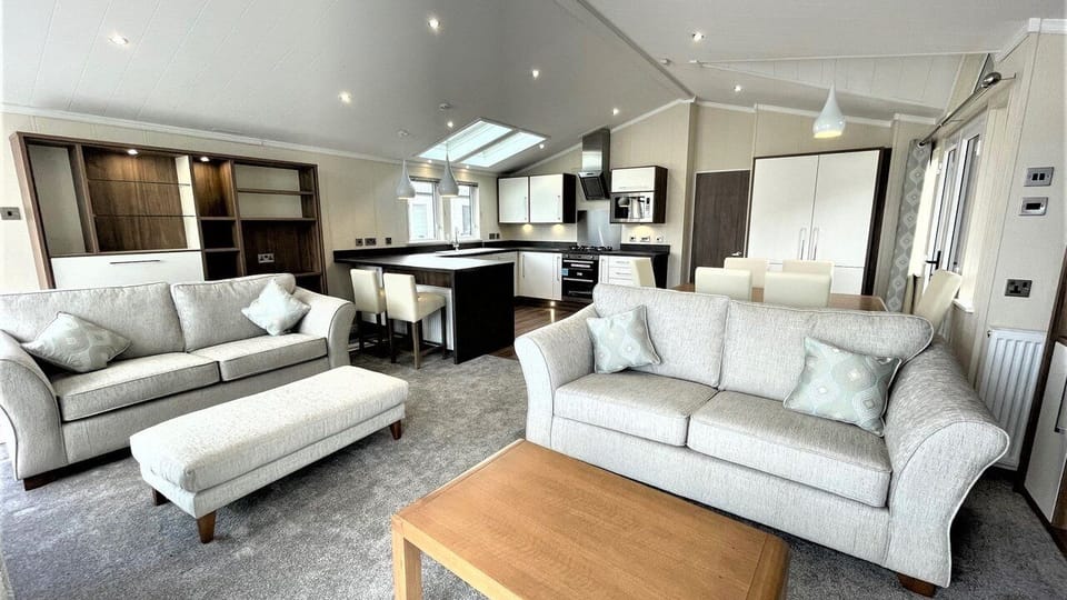 Parkview Lodge with Hot Tub 2 bedroom | Free WiFi, bed sheets
