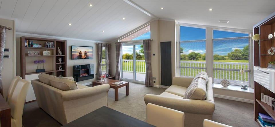 Parkview Lodge with Hot Tub 2 bedroom | Living area | 42-inch Smart TV with satellite channels, streaming services