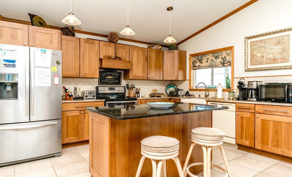 Kitchen with Eat-In Seating