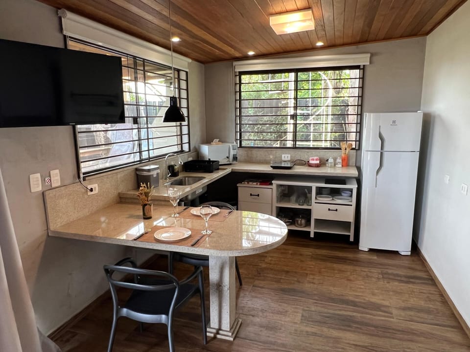 Serpens (B5) com Banheira de Imersão privativa - Chalés e Bangalôs Ibiraquera | Private kitchen | Fridge, microwave, coffee/tea maker, cookware/dishes/utensils