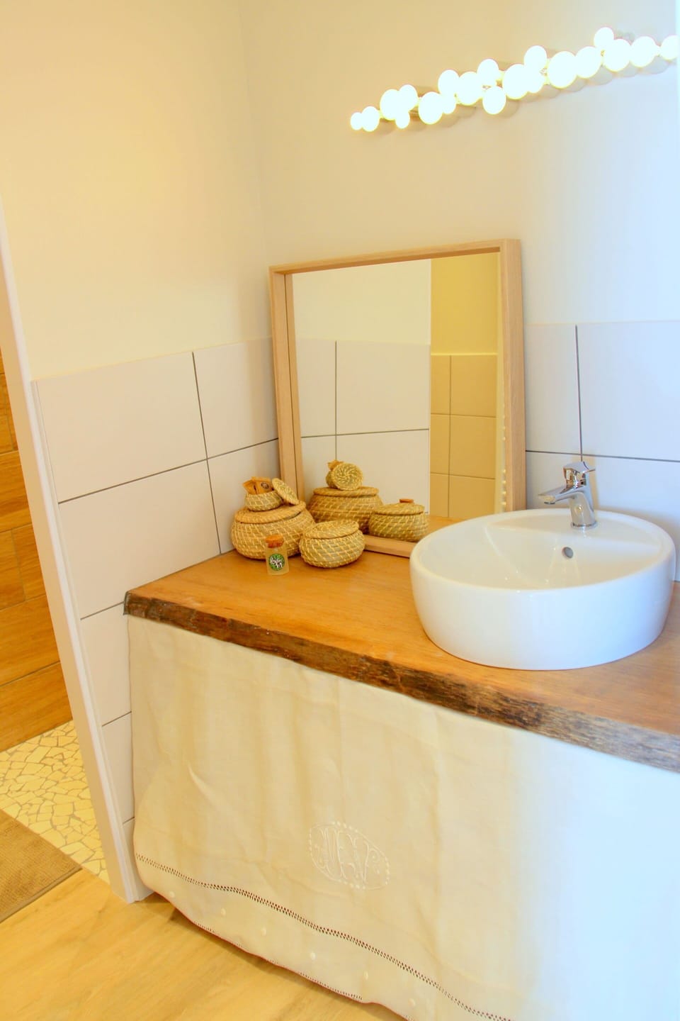 Room (Myrtille) | Bathroom | Shower, free toiletries, hair dryer, towels