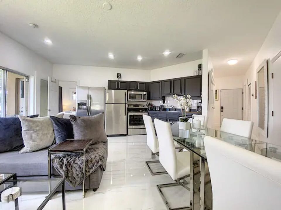 Open floor plan: Connection and comfort in every corner.