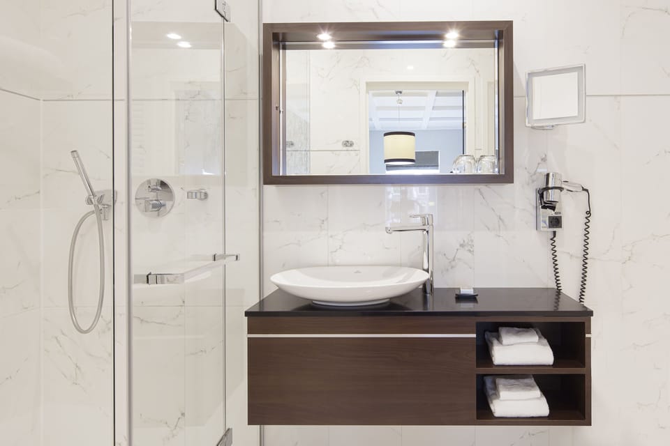Deluxe Single Room with City View | Bathroom | Combined shower/tub, free toiletries, hair dryer, slippers
