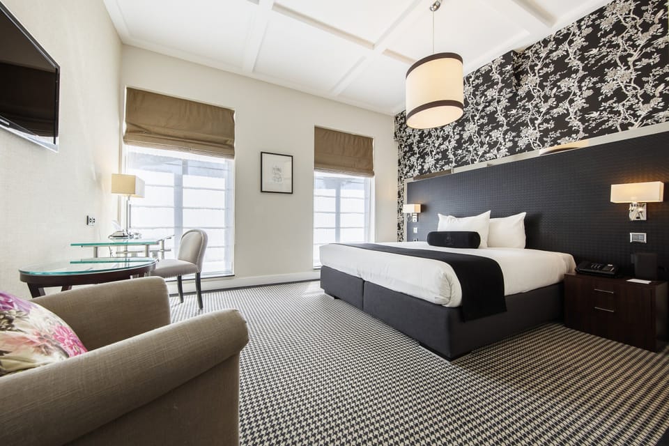 Deluxe Room, 1 Queen Bed, Canal View | Premium bedding, Select Comfort beds, in-room safe, desk