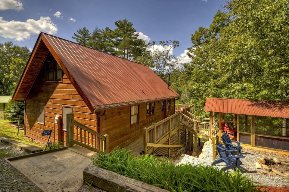 Toccoa Mist- Exterior front access view of the cabin