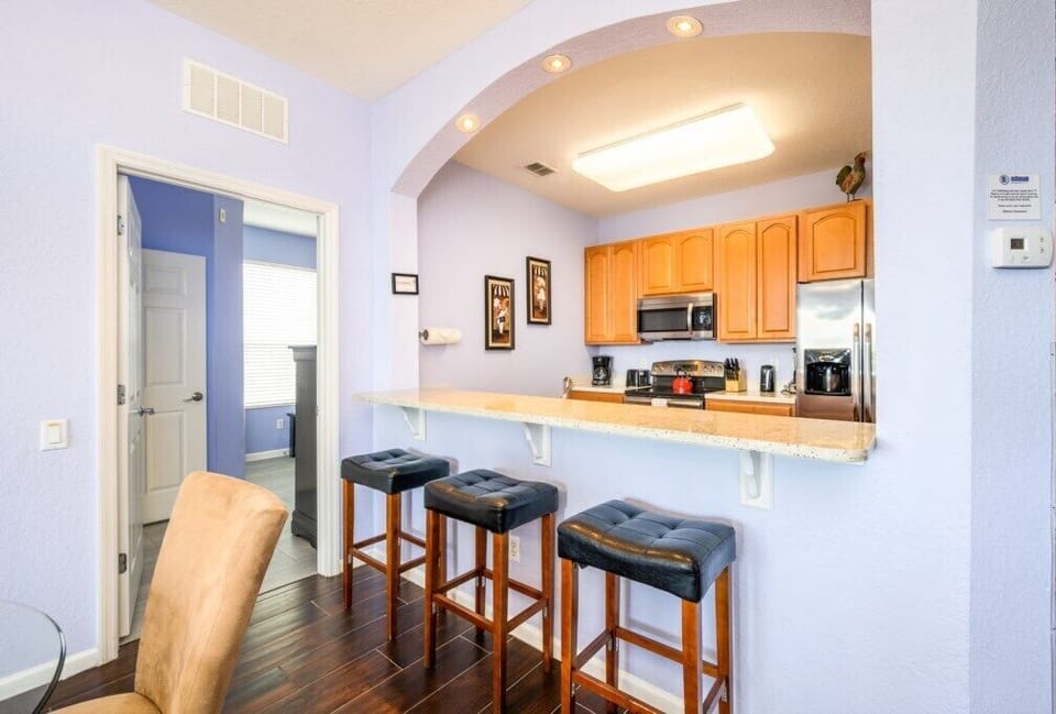 Kitchen and Breakfast Bar