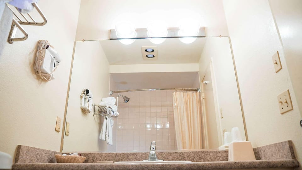 Shower, free toiletries, hair dryer, towels