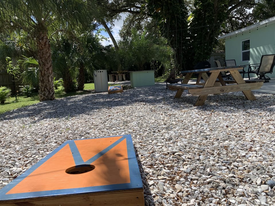 Play competitive corn toss game!