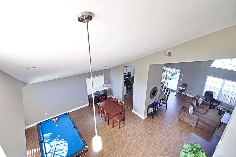 Overview of pool table and floor layout