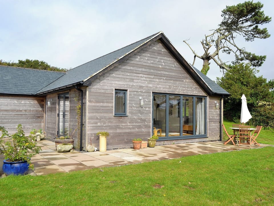 Patio with garden furniture | The Perch - Highfield, Nancherrow, near Penzance