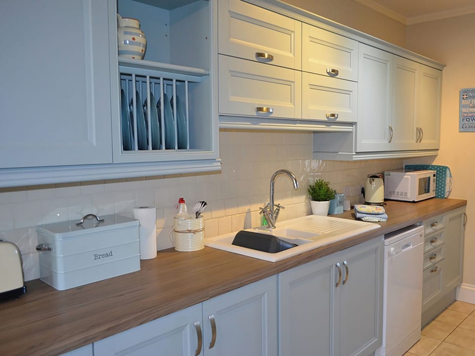 Modern and well equipped kitchen | Riverview, Fowey