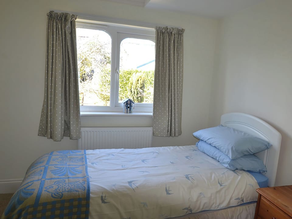 Cosy single bedroom with en-suite shower room | Riverview, Fowey