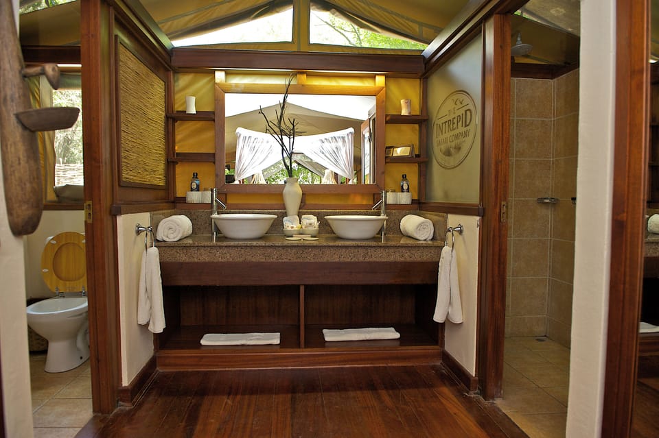 Deluxe Tent (3 Safaris included) | Bathroom | Shower, rainfall showerhead, free toiletries, bathrobes