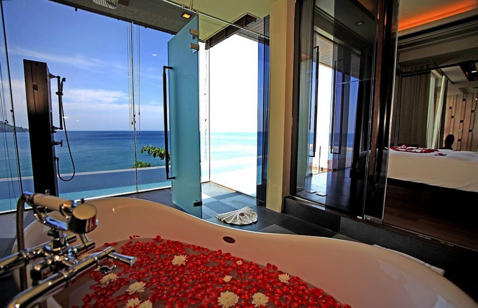 Honeymoon Private Pool Suite | Bathroom | Combined shower/tub, rainfall showerhead, free toiletries, hair dryer