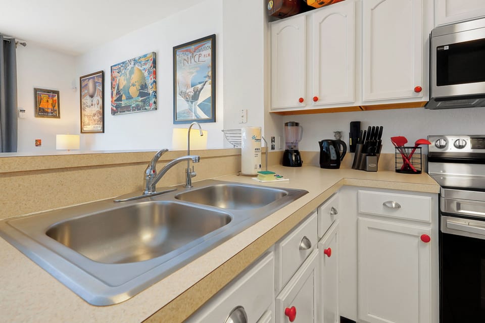 Fully-stocked kitchen is easy to cook in!