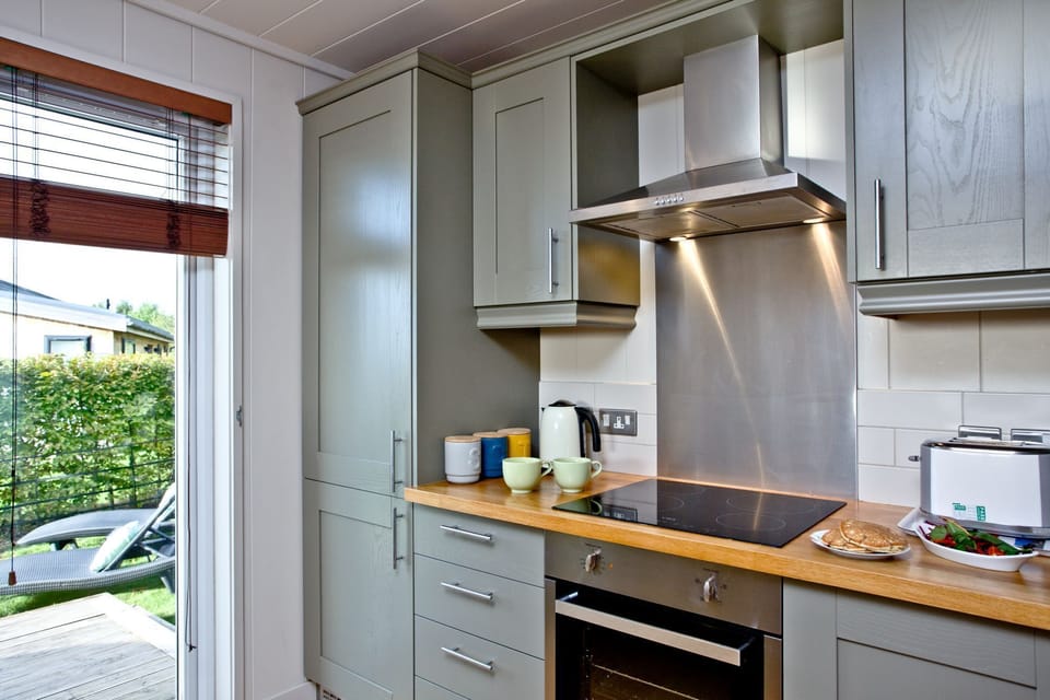 Oven, Hob, Toaster,  Tea & Coffee Making Facilities-Peppers Lodge
