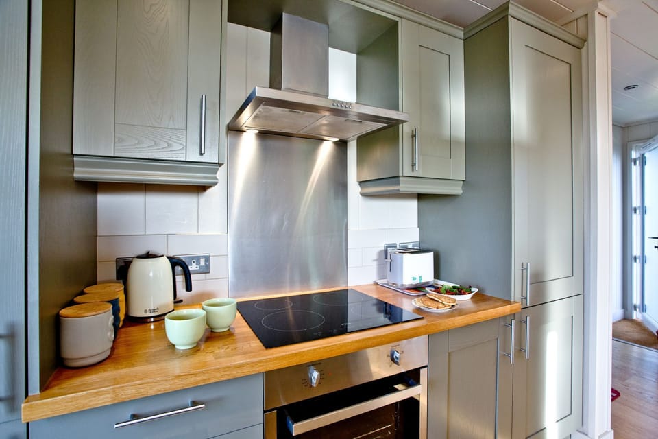 Oven, Hob, Toaster,  Tea & Coffee Making Facilities-Peppers Lodge
