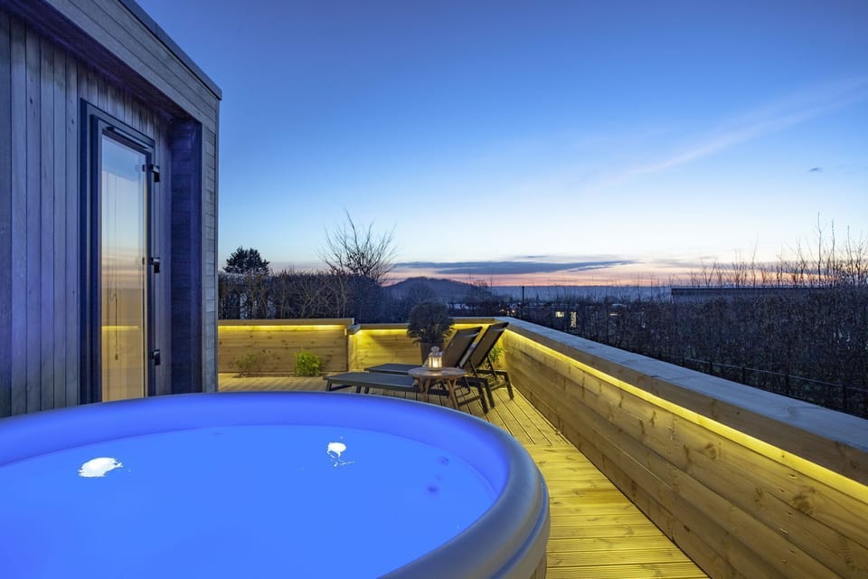 Hot Tub, Seating Area-Peppers Lodge