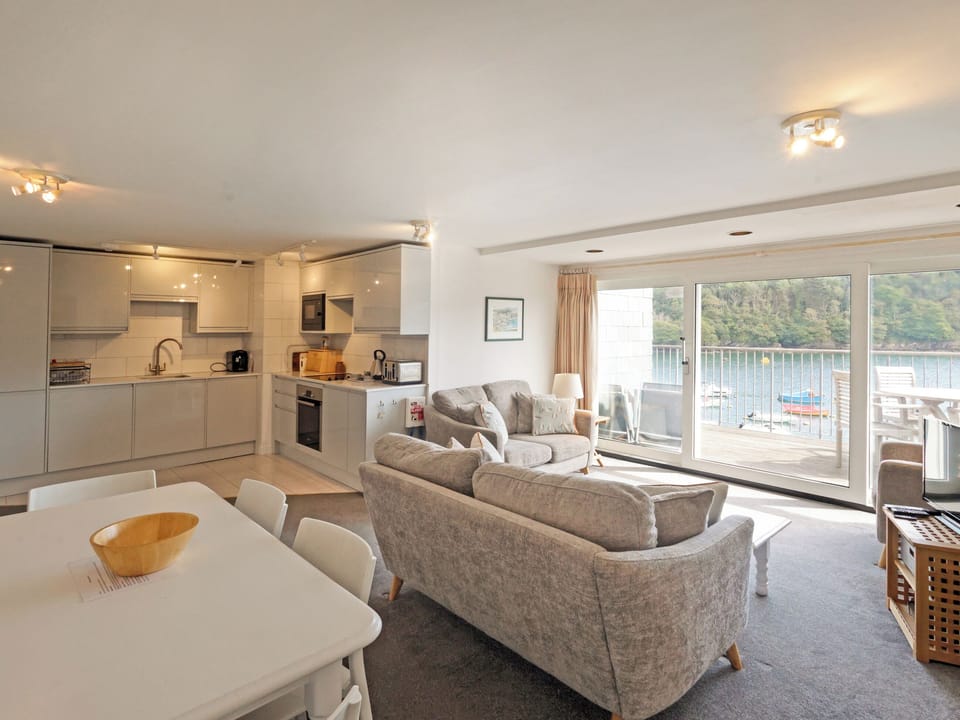 Pleasant open plan living space | Middle Deck, Fowey