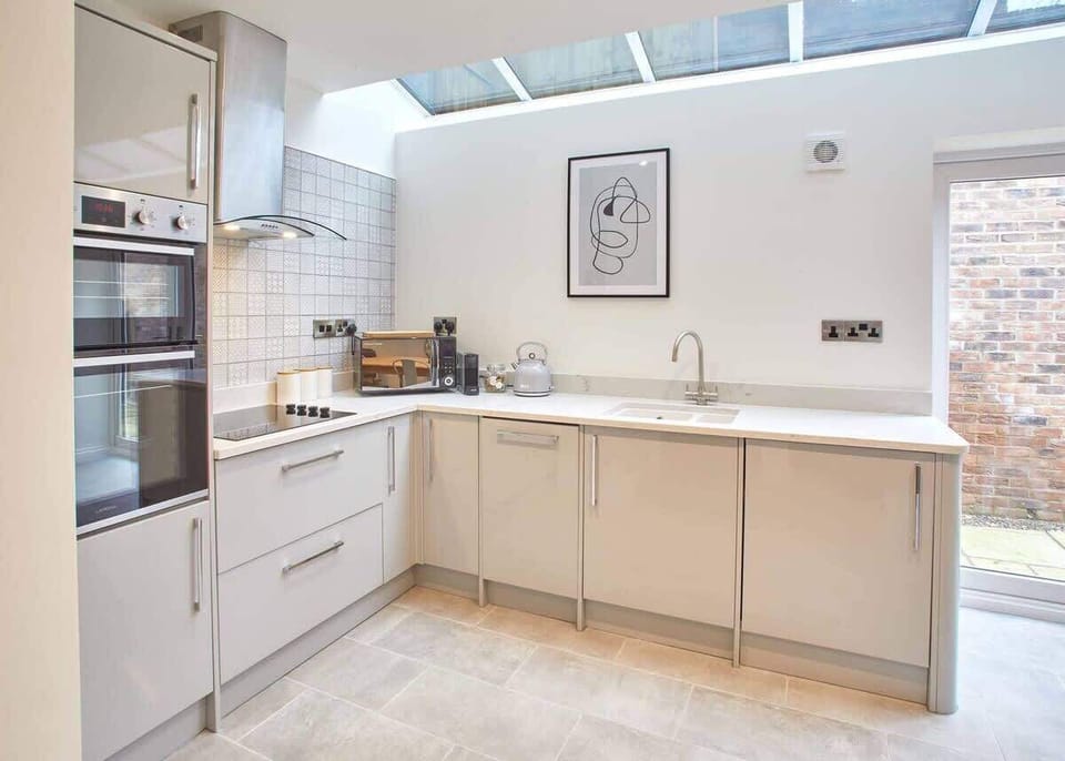 Hoggarths Retreat, Whitby - Host & Stay