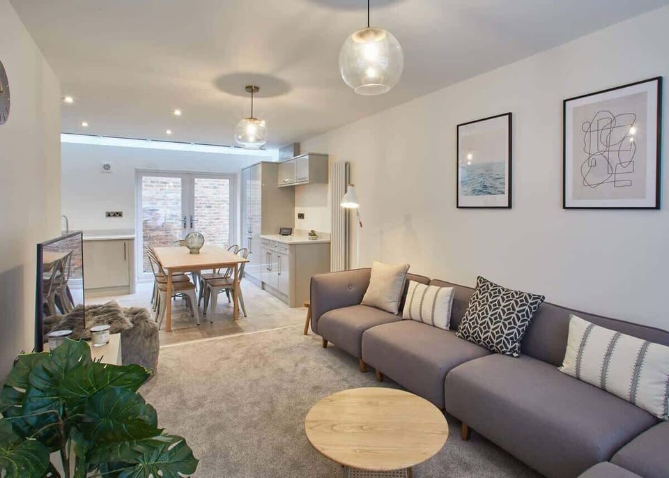 Hoggarths Retreat, Whitby - Host & Stay