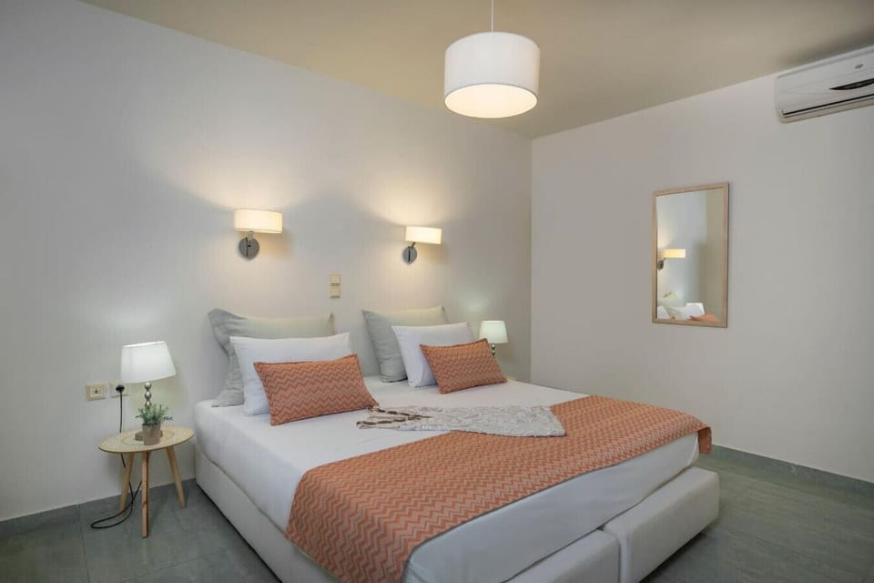 Natural tones keep the room soothing and uncluttered.