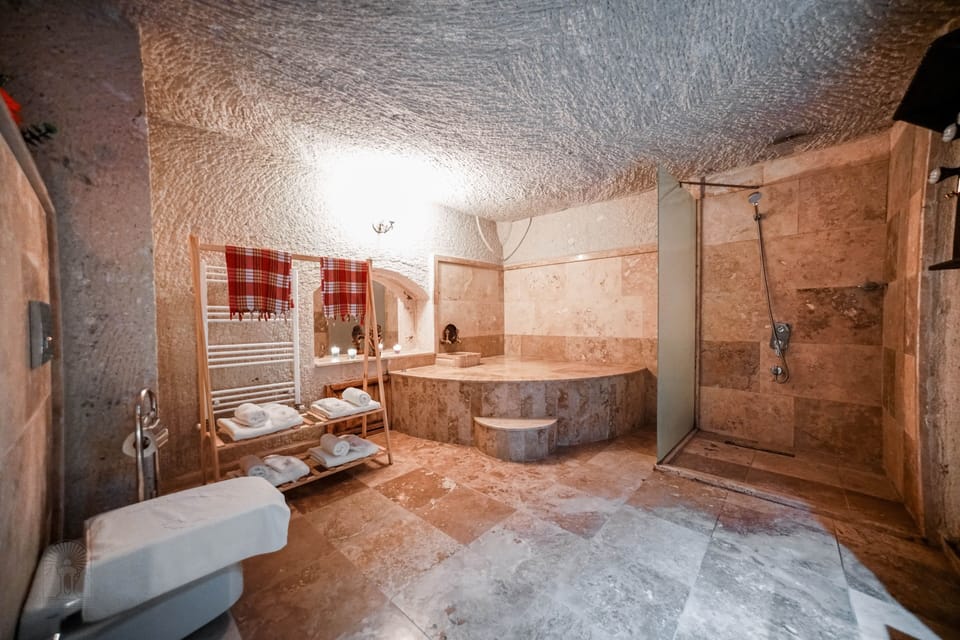 Family Cave Suite | Bathroom | Shower, hair dryer, slippers, towels