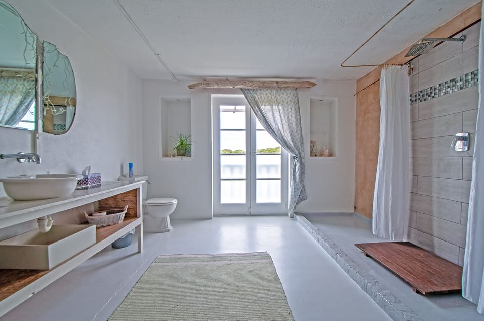 Standard Studio | Bathroom | Shower, free toiletries, towels