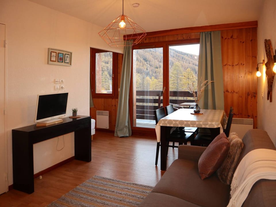 Ski-in/ski-out apartment with pool, sauna, and hammam, 4 people Apartment in Provence-Alpes-Côte d'Azur