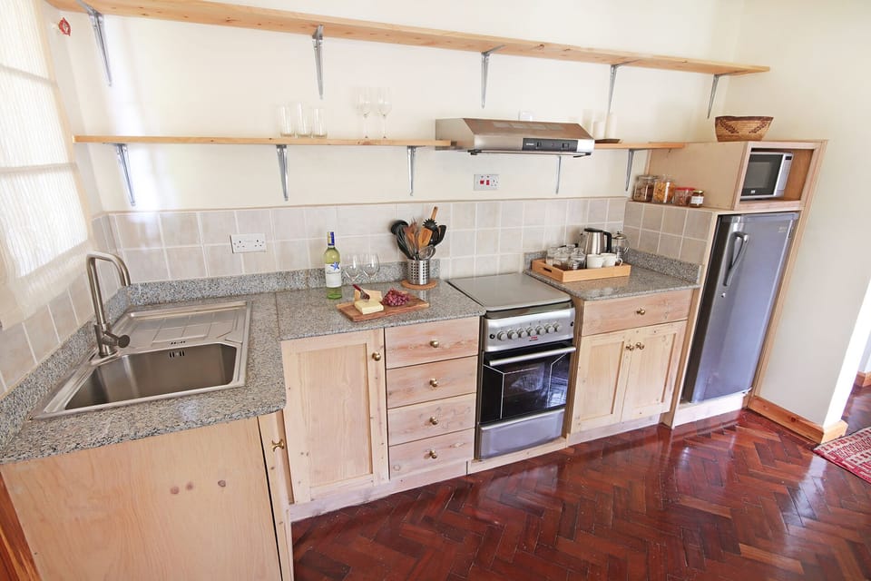 Cottage, Fireplace (Lavender) | Private kitchen | Coffee/tea maker, electric kettle, toaster