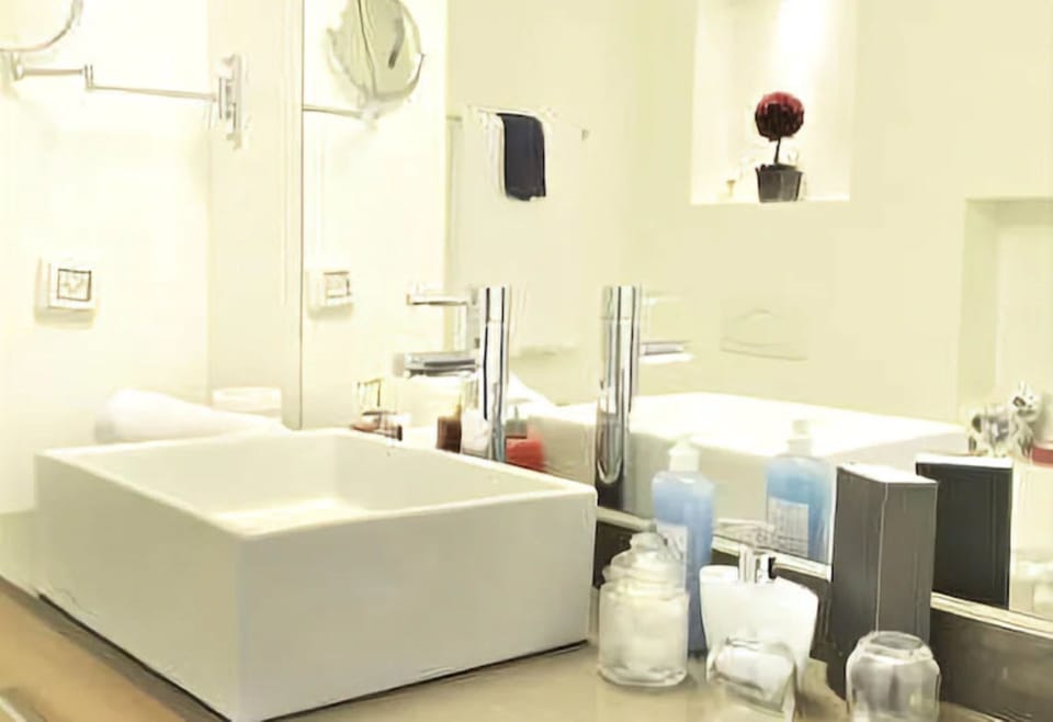 Deluxe Suite | Bathroom sink
