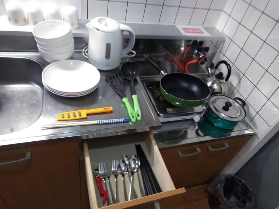 Cookware, tableware