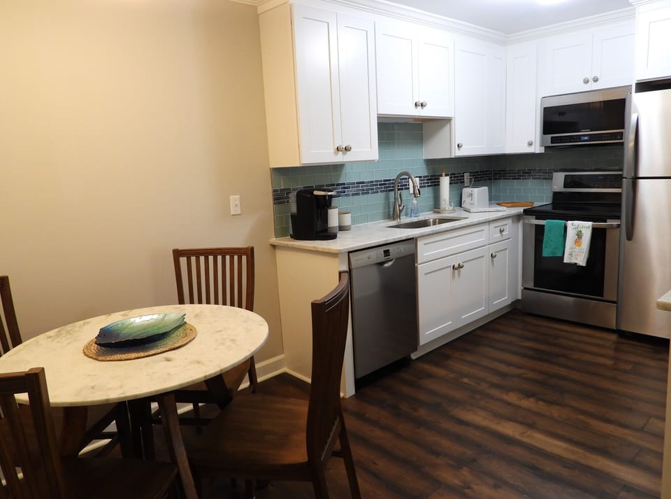 Kitchen & Dining