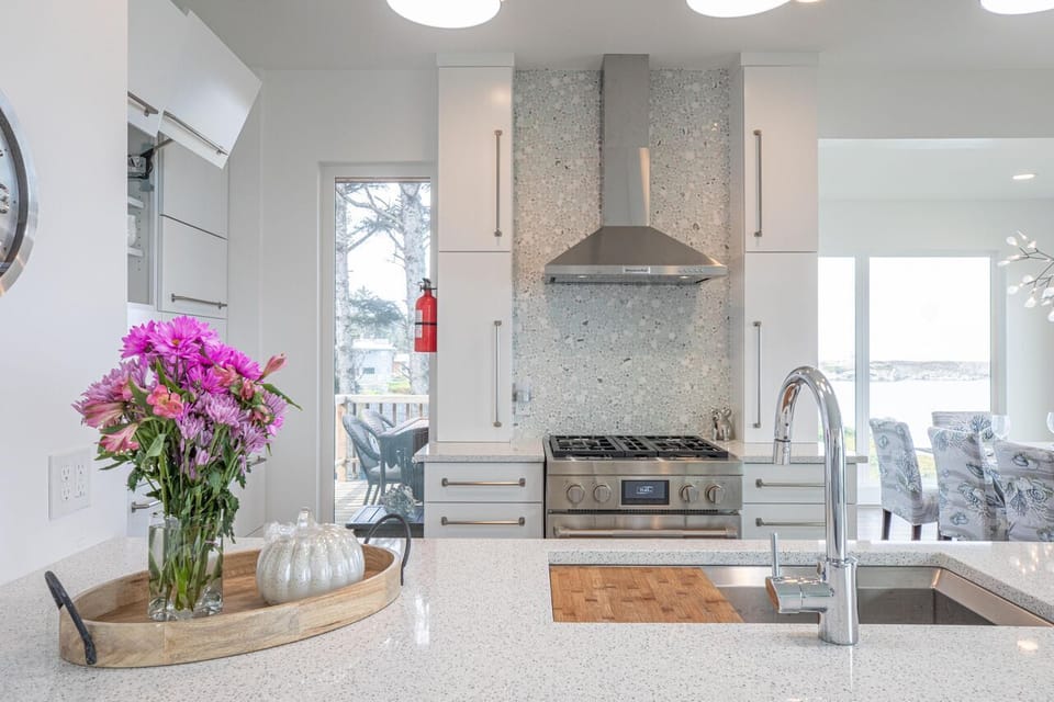 Fully equipped kitchen for large families-pots, pans, flatware, serving dishes.