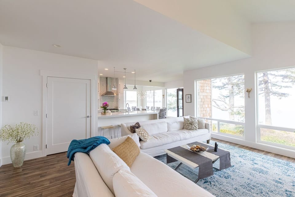 Open floor plan flows into the kitchen & dining area; full-size washer & dryer.