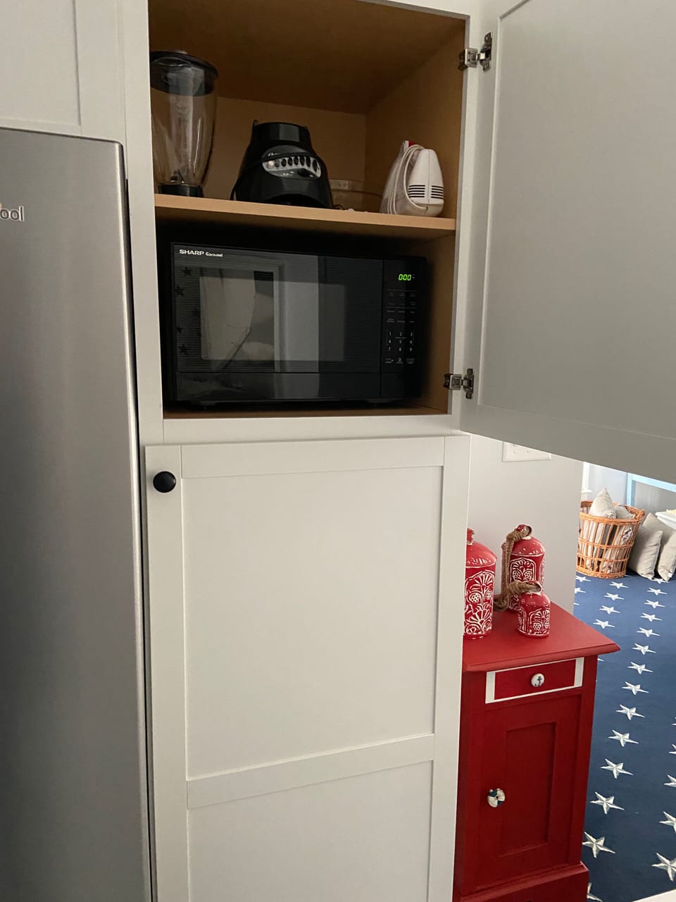Microwave, blender, mixer are provided 